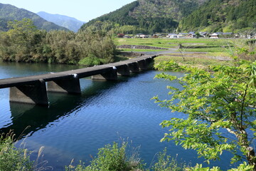 Fototapeta premium 一斗俵沈下橋の景観 新緑の季節 （高知県 四万十町）