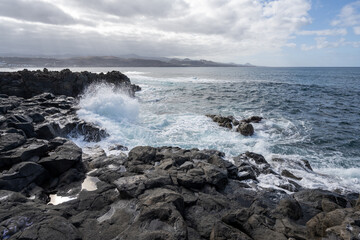 Meerlandschaft - starke Brandung, hohe Wellen -die Küste von Las Palmas de Gran Canaria