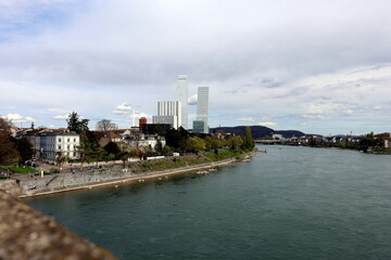 Der Rhein in Basel im Fr&uuml;hjahr