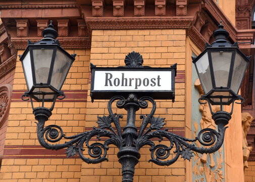 Schmiedeeiserne Laterne mit dem Schild "Rohrpost" vor dem Postfuhramt