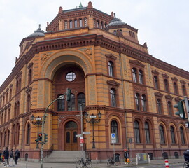 Obraz premium Portal des Postfuhramts an der Oranienburger Ecke Tucholskystraße