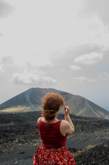 Femme de dos regardant un cratère de volcan