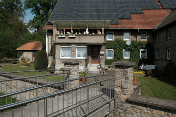Saniertes Bauernhaus mit Photovoltaik in der Hiddentruper Straße bei Sonnenschein in der Provinz...