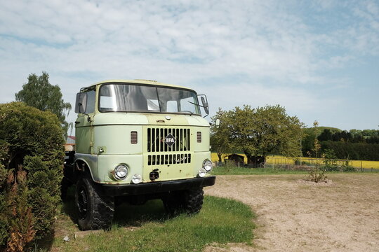 F&uuml;hrerhaus des IFA W50 Lastwagen und Lkw aus der DDR mit K&uuml;hlergrill in am 30.04.2024 H&ouml;rste und Stapelage bei Lage und Detmold im Teutoburger Wald in Ostwestfalen-Lippe 