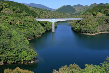 新緑のどんぐり湖と惣師湖面橋　（高知県　宿毛市）