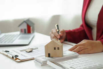 real estate agent Delivering sample homes to customers, mortgage loan contracts. Make a contract for hire purchase and sale of a house. and home insurance contracts, home mortgage loan concepts