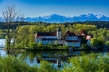 Kloster in Seeon in Bayern mit Blick auf die Alpen und dem Seeoner See 