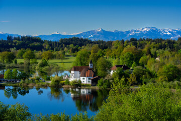 Kloster in Seeon in Bayern mit Blick auf die Alpen und dem Seeoner See 