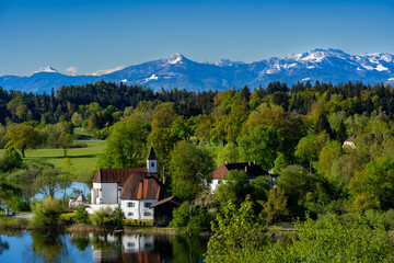 Kloster in Seeon in Bayern mit Blick auf die Alpen und dem Seeoner See 