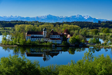 Fototapeta premium Kloster in Seeon in Bayern mit Blick auf die Alpen und dem Seeoner See 