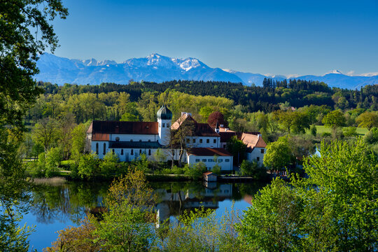 Kloster in Seeon in Bayern mit Blick auf die Alpen und dem Seeoner See 