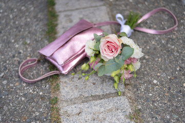 Bouquet de fleurs et sac à main