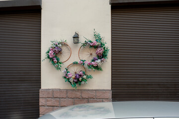 The matching wall is decorated with pink and white roses, the facade is decorated with flowers.