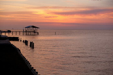 Obraz premium Sunset over the water 