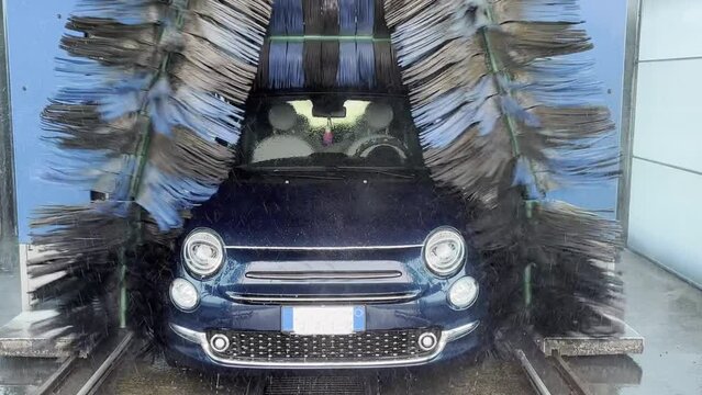 automobile nell' autolavaggio, car in the car wash