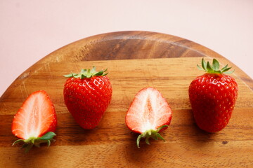 とっても美味しい苺を半分にカットした断面。