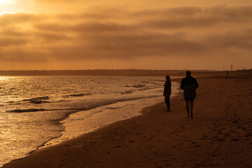 Siluetas de personas en un clima adverso