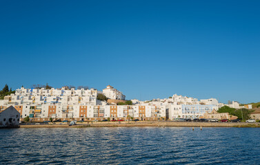 Vistas de Ayamonte desde un barco paseando por el río Guadiana