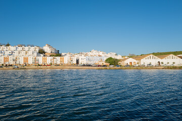 Obraz premium Vistas de Ayamonte desde un barco paseando por el río Guadiana