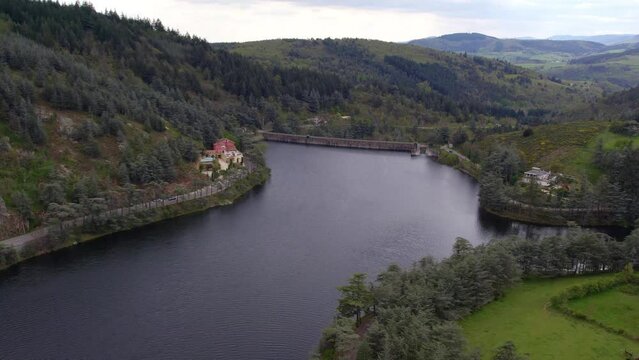 Lac et barrage du Ternay, Parc Naturel R&eacute;gional du Pilat, France