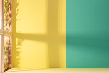 Panorama de fond d'un mur jaune et vert pour création d'arrière plan. Jeu d'ombre et de lumière du soleil à travers une fenêtre avec des branches d'oliviers.	
