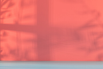 Panorama de fond d'un mur rose pour création d'arrière plan. Jeu d'ombre et de lumière du soleil...
