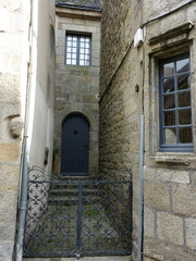 porte d'entrée d'une maison en pierre