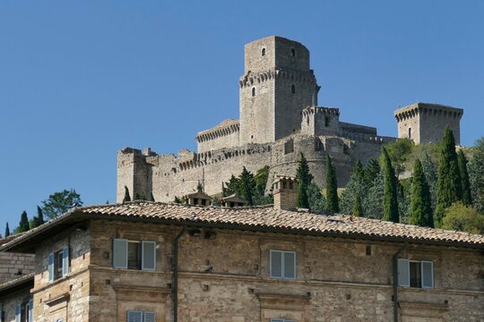 La forteresse Rocca Maggiore dominant la ville d&rsquo;Assise en Italie