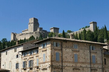 La forteresse Rocca Maggiore dominant la ville d’Assise en Italie