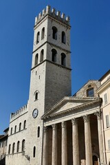 Fototapeta na wymiar La Torre del Popolo entre l’église Santa Maria sopra Minerva et le Palazzo del Capitano del Popolo à Assise