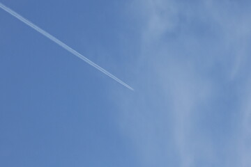 青空と飛行機雲と白雲