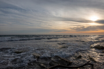 Obraz premium Sunset over the water against sunlight on the Black Sea