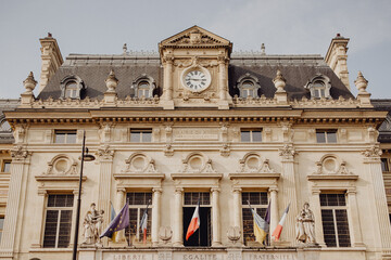 La façade d'une mairie parisienne