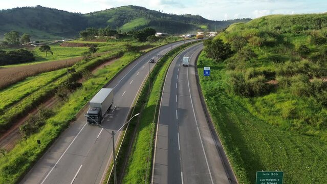 Traffic of various vehicles on the Fernao Dias highway, BR 381