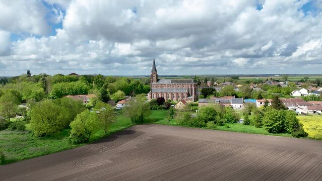Le Quesnel, Somme, Picardie, le village et l'&eacute;glise Saint-L&eacute;ger.