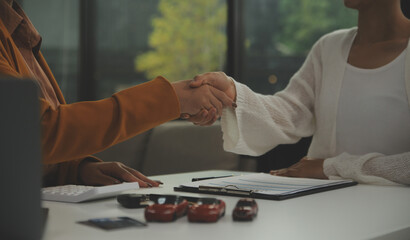 Insurance officers hand over the car keys after the tenant. have signed an auto insurance document or a lease or agreement document Buying or selling a new or used car with a car