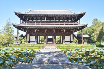 東福寺の思遠池越しの三門