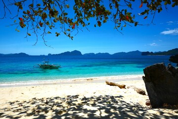 Tropical paradise - sunny day on a sandy beach (El Nido, Palawan, Philippines)