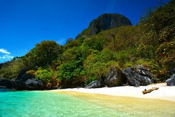 Tropical paradise - sunny day on a sandy beach (El Nido, Palawan, Philippines)