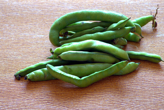 Fave fresche di stagione dalle campagne italiane