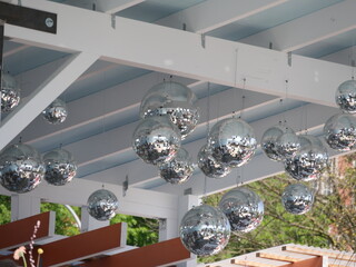 Silberne Discokugeln hängen an der Decke
