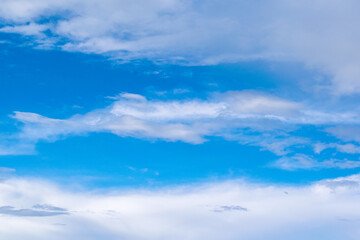 Obraz premium Hermoso cielo azul con nubes