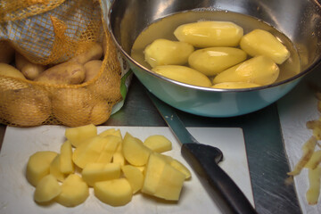 Kartoffeln schälen und schneiden