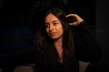 mujer morena espa&ntilde;ola posando primer plano 20 a&ntilde;os spanish brunette woman posing closeup 20 years