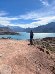 Fototapeta premium Turista na Represa de Potrerillos Argentina