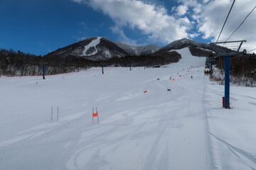 スキー場で競技練習をする人