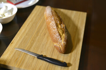 sfilatino di pane su di un tagliere in legno in cucina