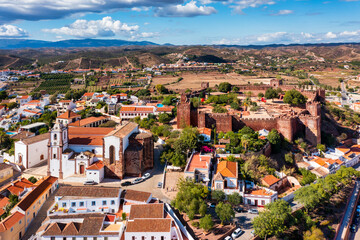 Obraz premium View of Silves town buildings with famous castle and cathedral, Algarve region, Portugal. Walls of medieval castle in Silves town, Algarve region, Portugal.
