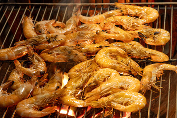 Prawns are grilled on a grid