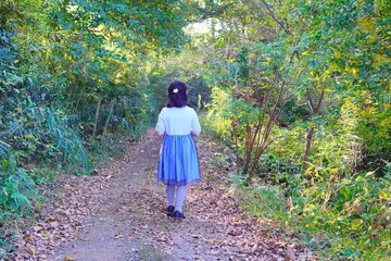 家族でみかん狩りに行ってきたよ。みかん畑を歩いている女の子の後ろ姿